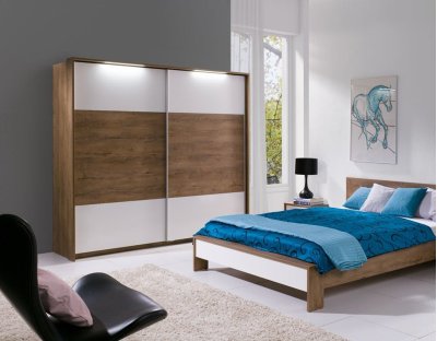 Nowoczesna szafa dwudrzwiowa z praktycznym oświetleniem wnętrza, szufladami, drążkami i półkami