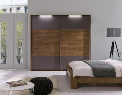 Nowoczesna industrialna szafa w ciemnym wybarwieniu z oświetleniem led. Szafa przesuwna 2-drzwiowa