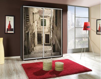 Szafa przesuwna do przedpokoju, sypialni, salonu PAOLA 155cm z długim drążkiem i półkami dwudrzwiowa z grafiką uliczka