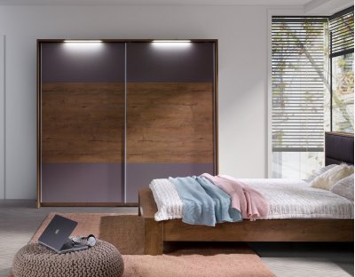 Nowoczesna industrialna szafa w ciemnym wybarwieniu z oświetleniem led. Szafa przesuwna 2-drzwiowa